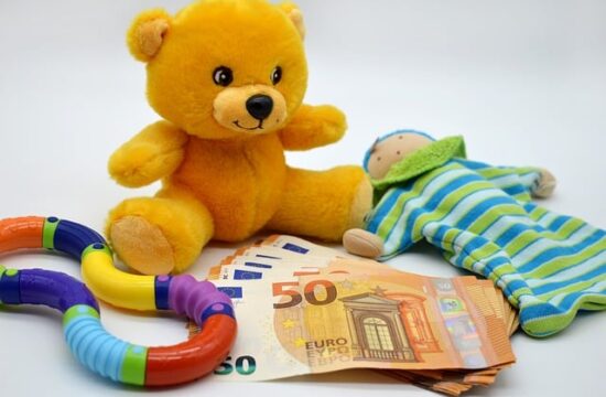 Educazione finanziaria: foto con giocattoli e banconote