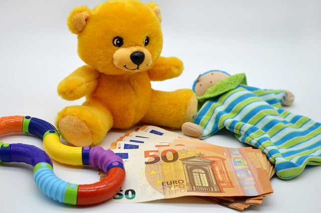 Educazione finanziaria: foto con giocattoli e banconote