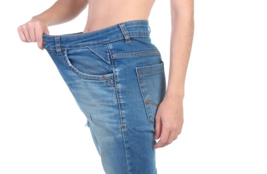 Articolo su ortoressia: l'immagine mostra una persona magra con jeans molto grandi