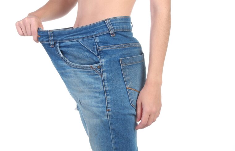 Articolo su ortoressia: l'immagine mostra una persona magra con jeans molto grandi